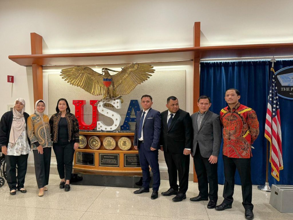 Indonesian cyber professionals pose for a photo after attending an exchange with Department of Defense officials as part of the State Department-led International Visitor Leadership Program at the Pentagon, Sept. 10, 2024.