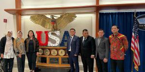 Indonesian cyber professionals pose for a photo after attending an exchange with Department of Defense officials as part of the State Department-led International Visitor Leadership Program at the Pentagon, Sept. 10, 2024.