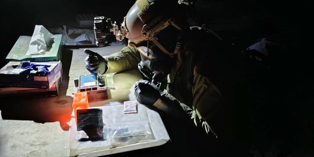 SOCOM operator uses F-FAST in the dark during Arctic Edge 24 inside a permafrost tunnel near Fairbanks, Alaska (photo credit: Parker Martin).